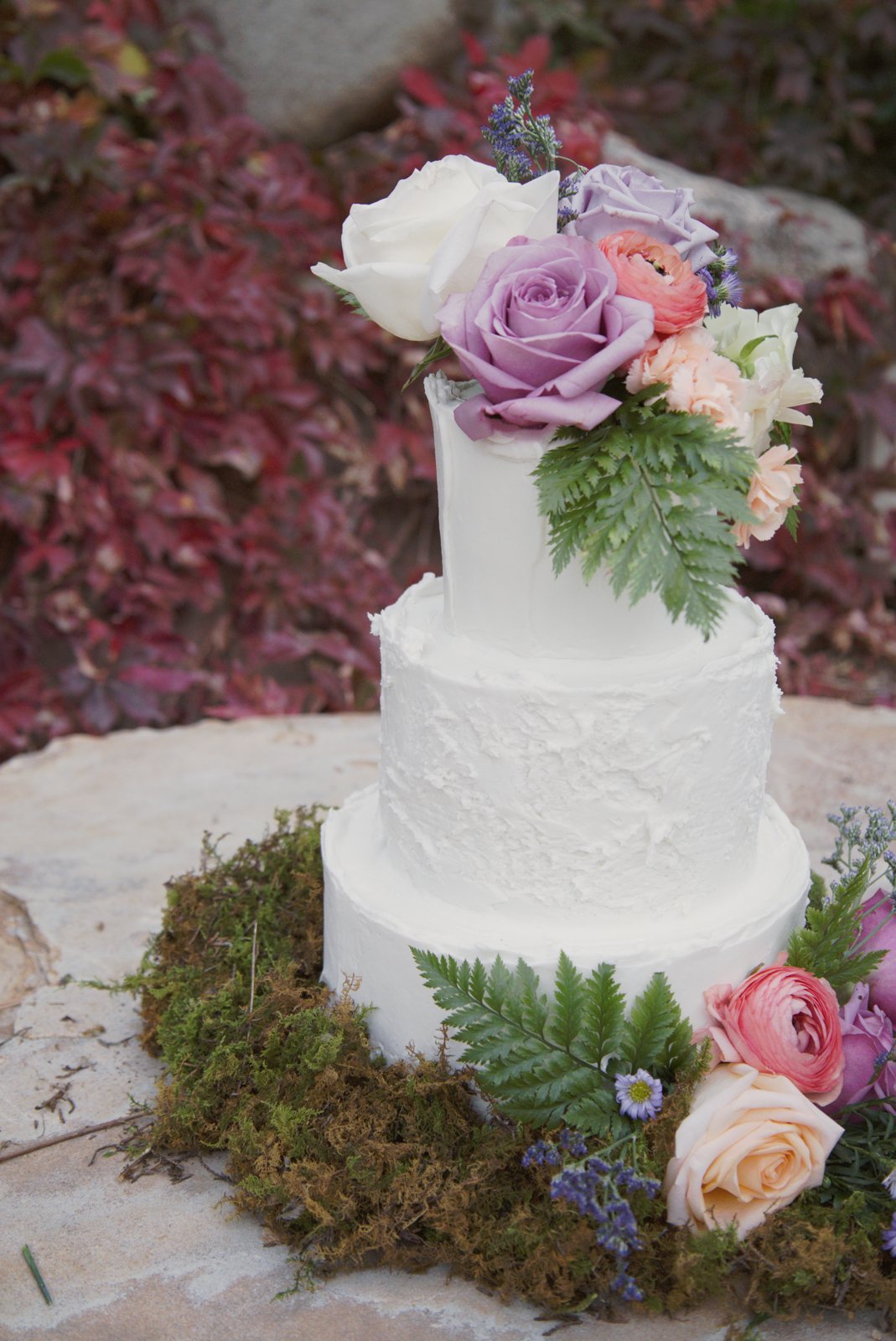 Wedding cake with fresh flowers